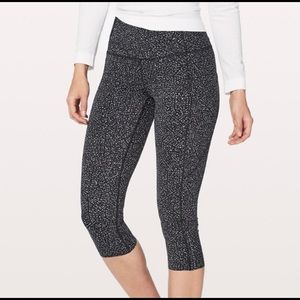 Lululemon cropped leggings black specked Size 4